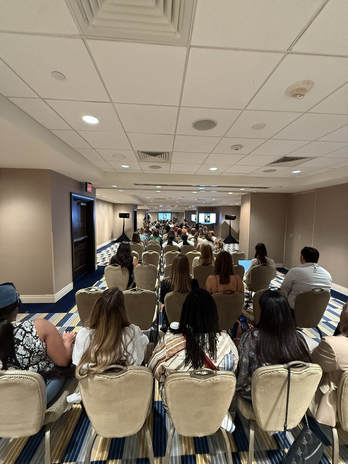 The strangest conference room layout I may have seen, yet. Tunnel Effect + Teleopsia + Alice in Wonderland Syndrome all in one.